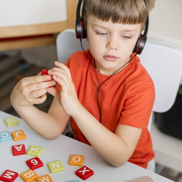 medium-shot-kid-with-headphones